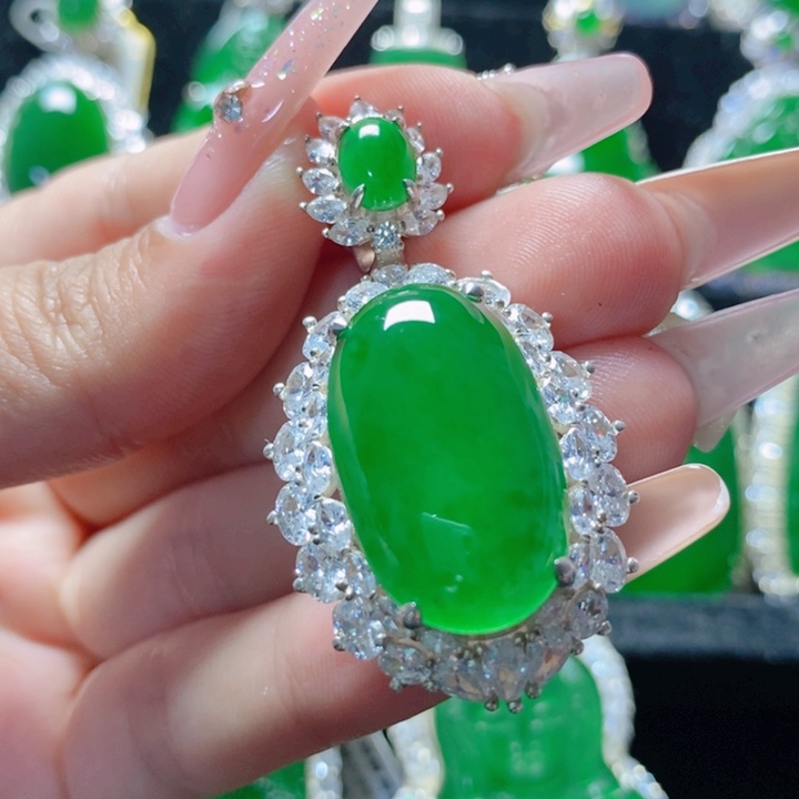 翡翠颈饰银S925镶嵌18。  