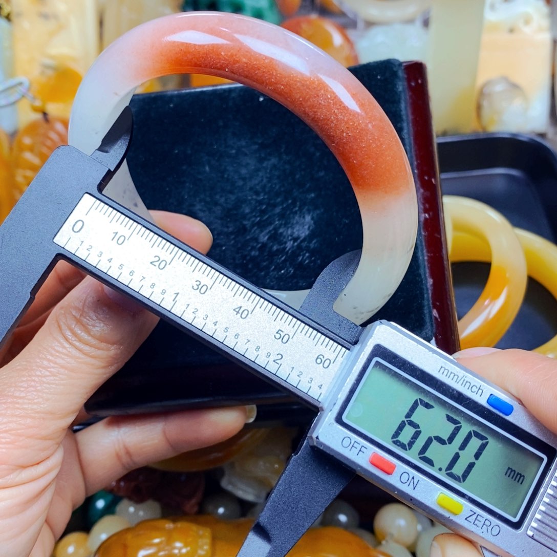 石英质玉（黄龙玉）颈饰未镶嵌