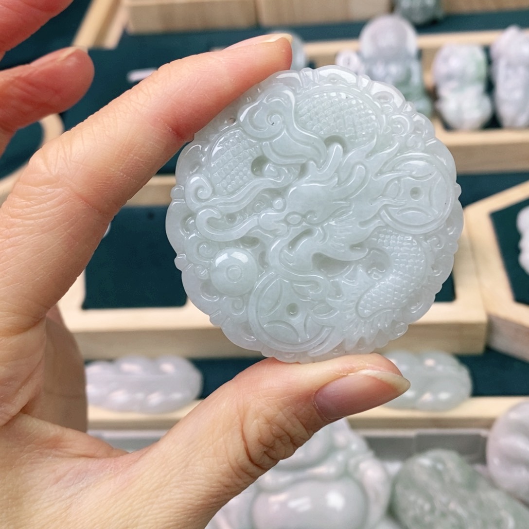 翡翠颈饰未镶嵌霖*龙牌