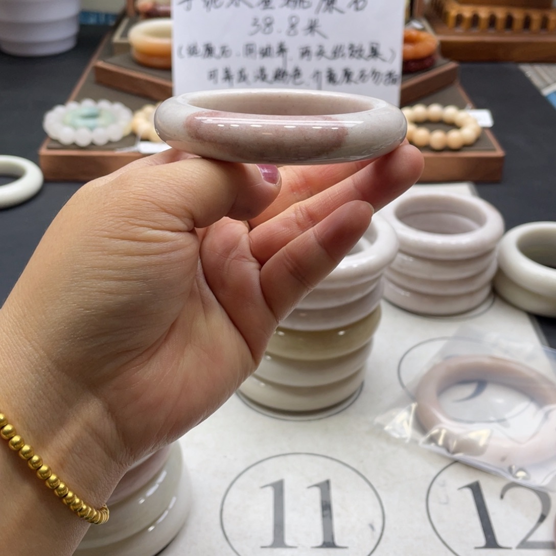 我***呢石英岩玉未镶嵌手镯