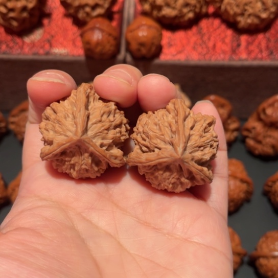 文玩核桃吊坠三棱