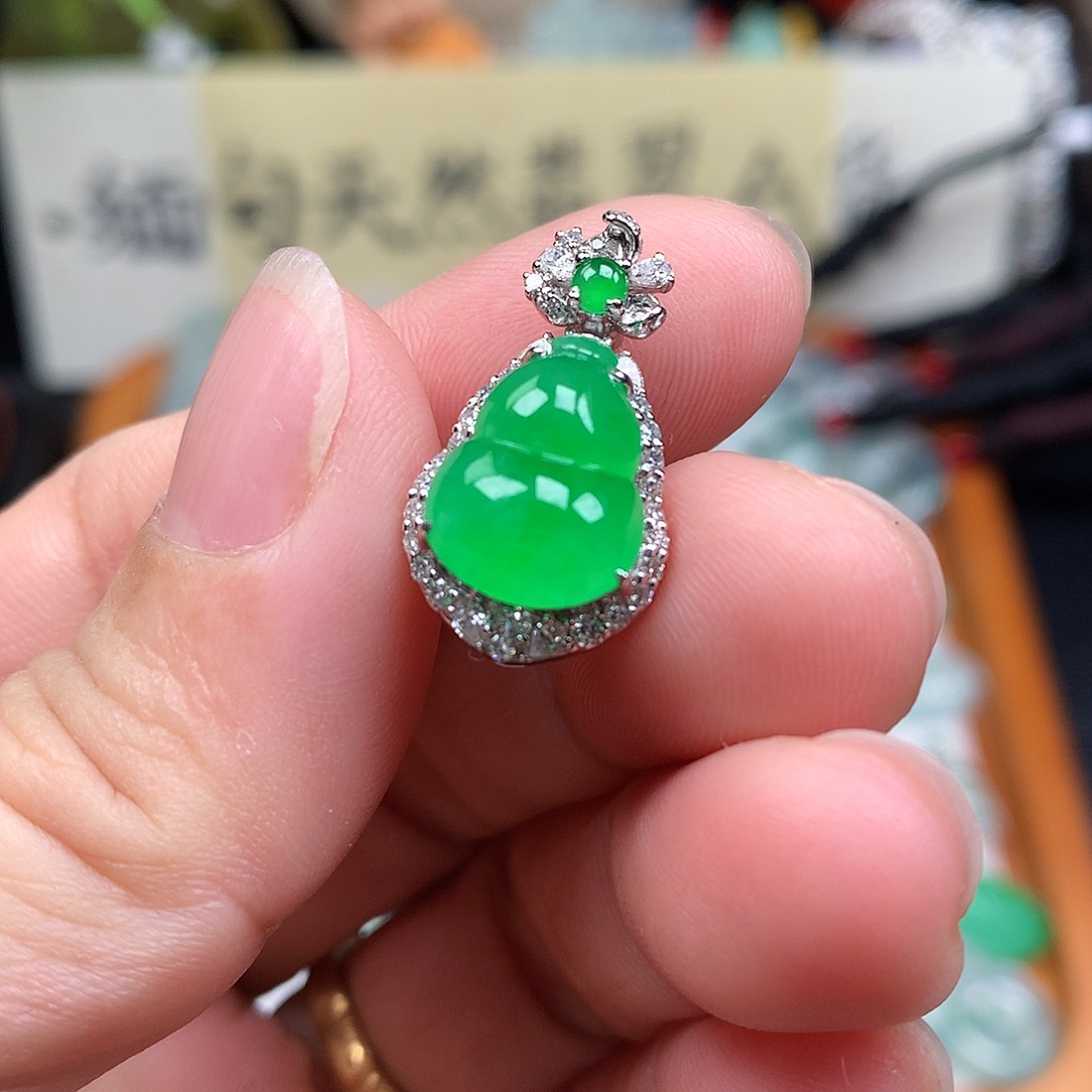 翡翠裸石18K金镶嵌缅甸天然A货翡翠阳绿葫芦