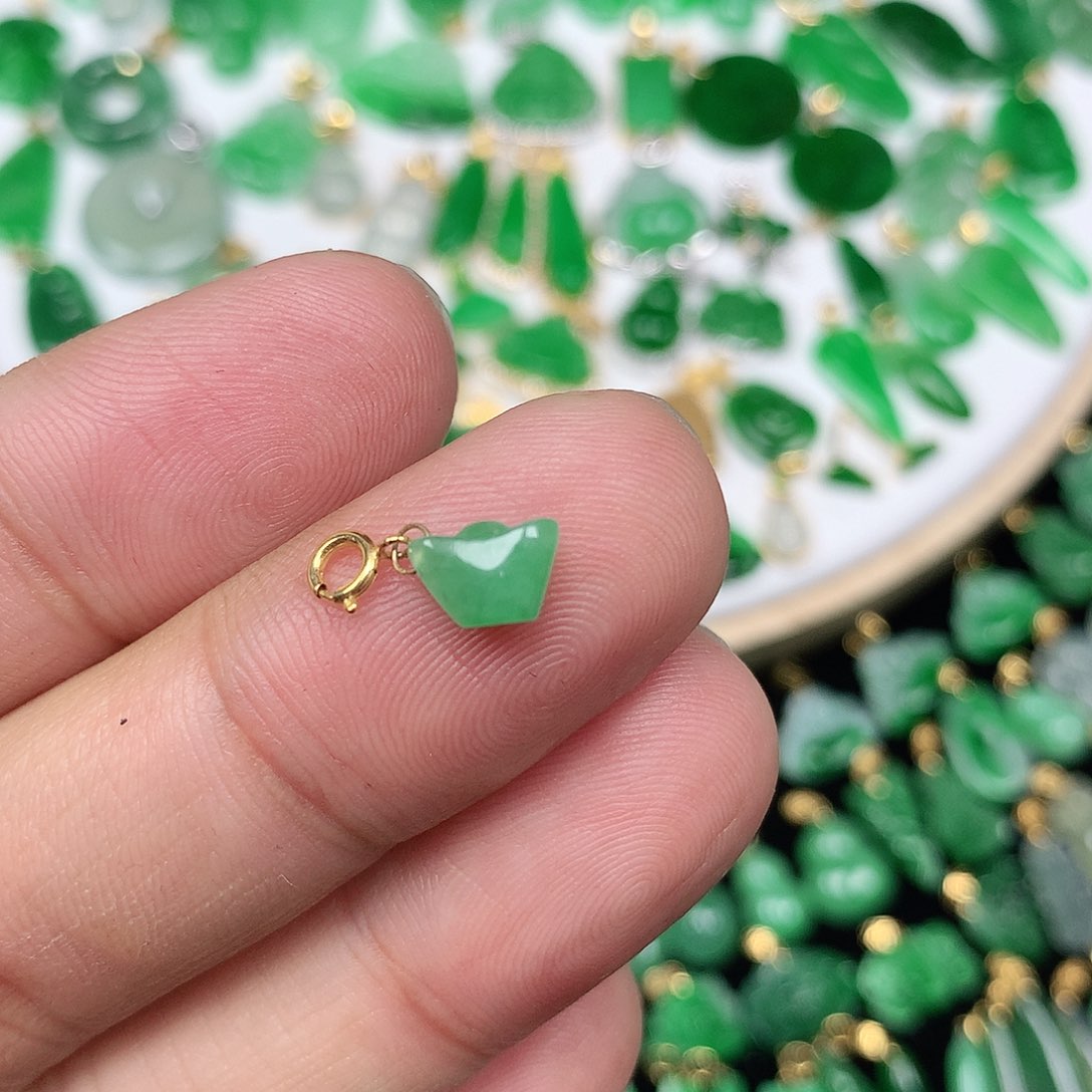 翡翠配石18K金扣 小巧精美飘阳绿立体小元宝