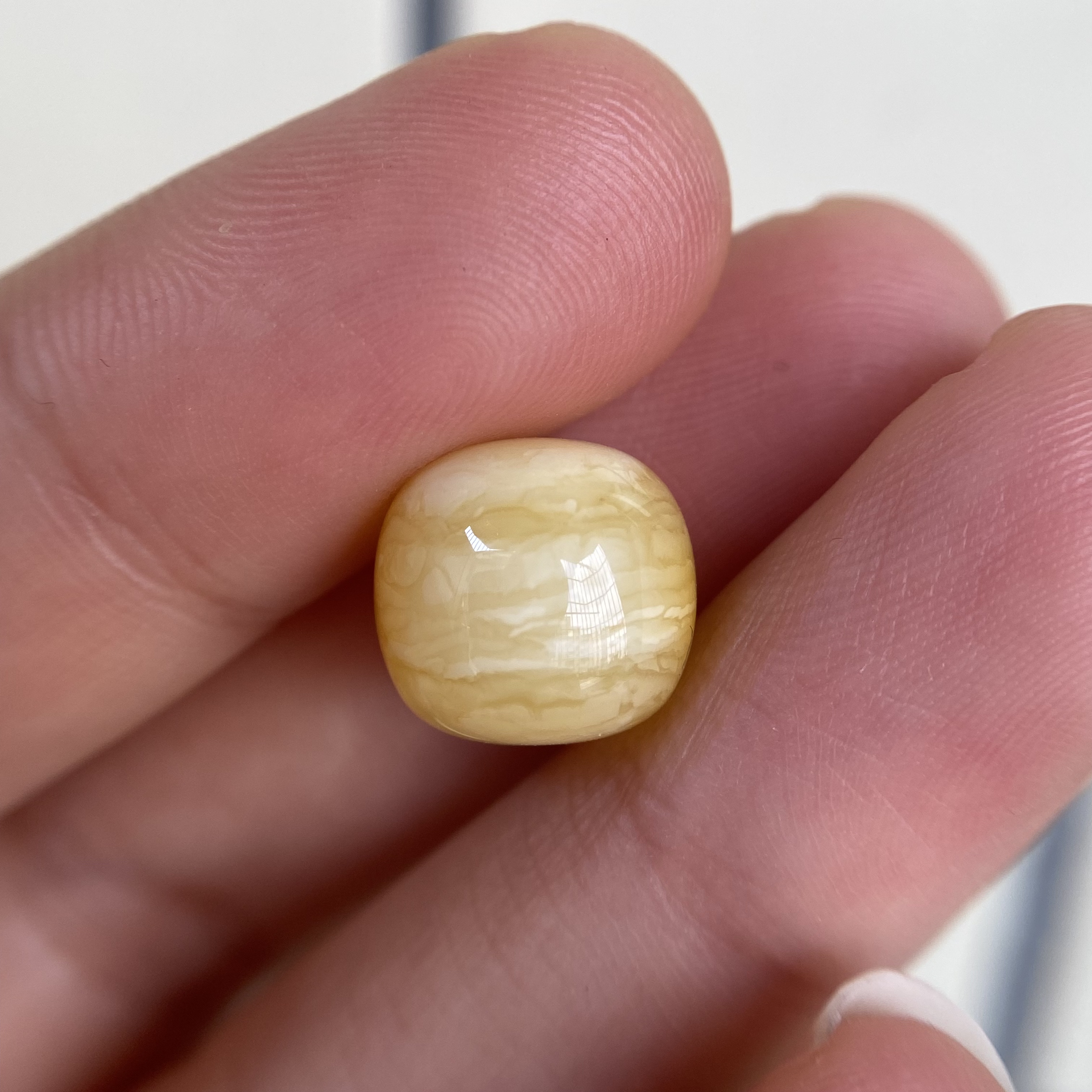 蜜蜡微沁千层虎皮老型配饰11.5×10.8mm，孔侧边边丁点粉尘，满花