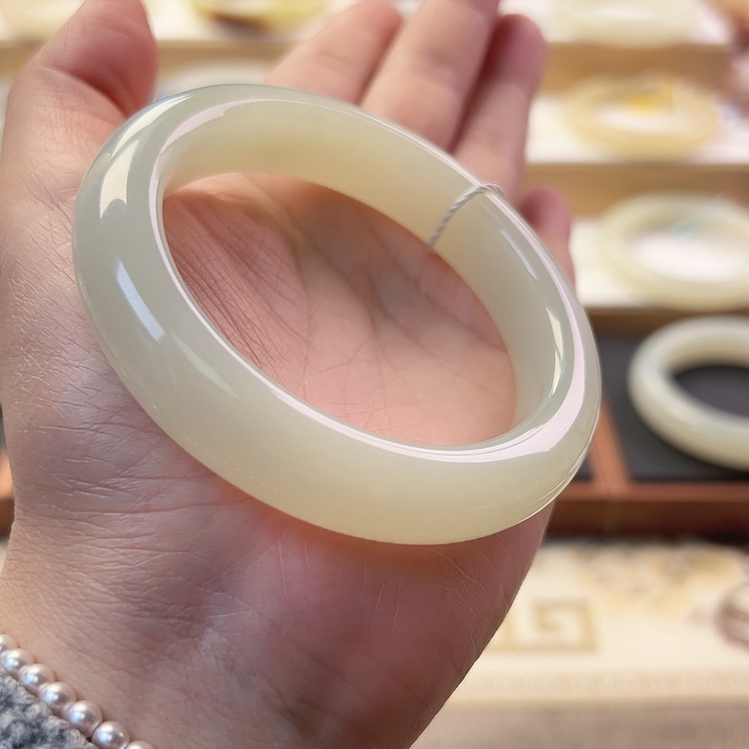 和田玉未镶嵌手镯