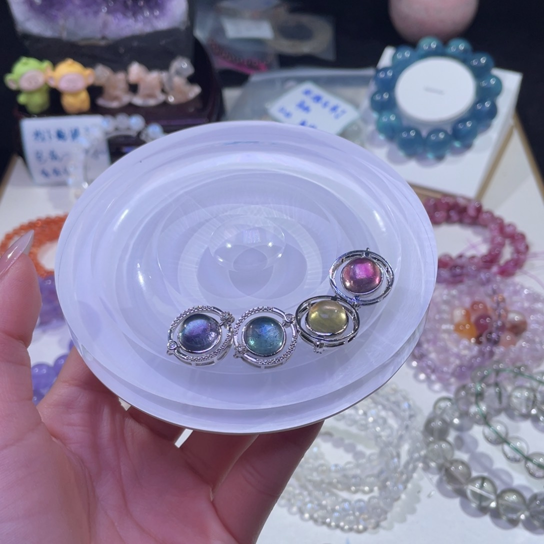 未镶嵌手链水晶啊****？萤石小配件4个