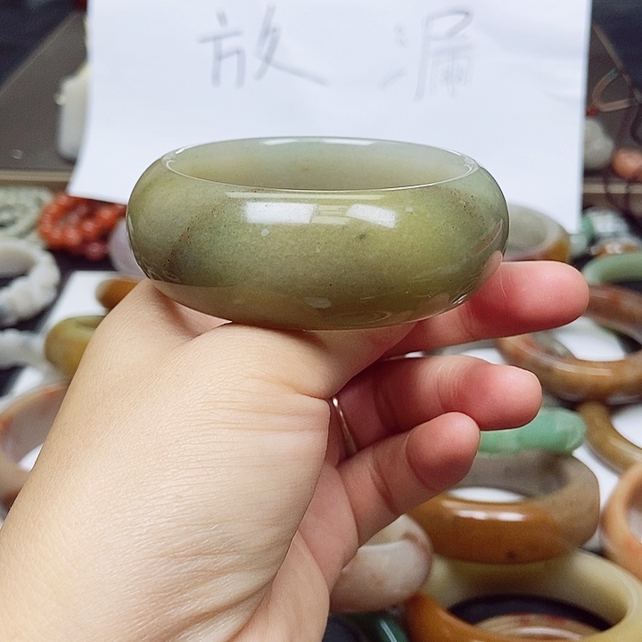 石英质玉手镯未镶嵌