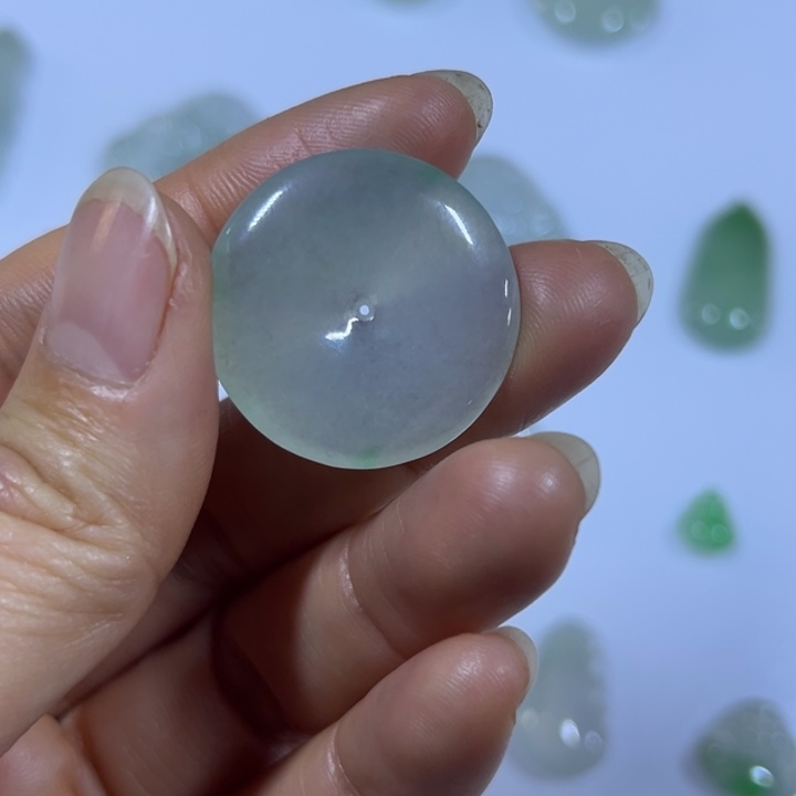 翡翠未镶嵌颈饰飘绿平安扣