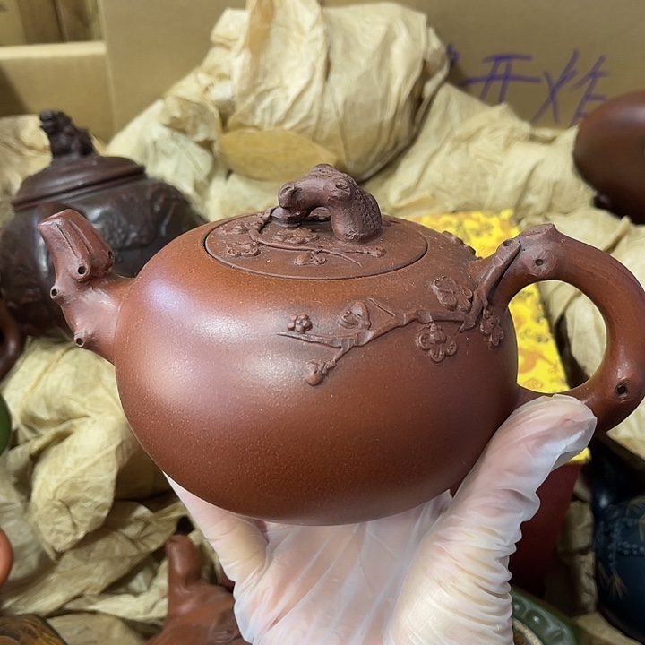 茶壶紫砂矿泥料，手工制作的一把紫砂壶。