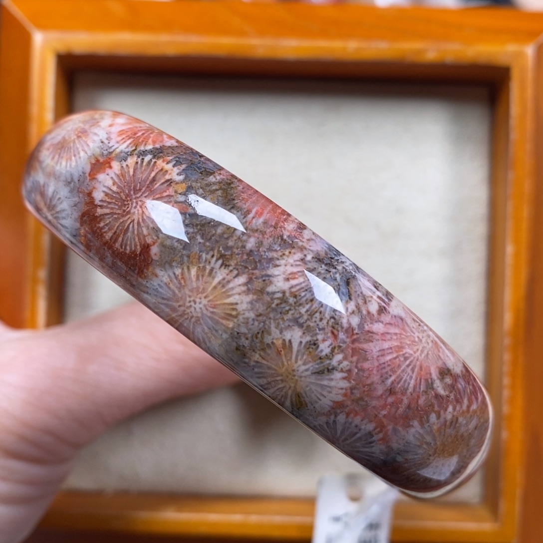 这***刻硅化珊瑚（珊瑚玉）未镶嵌手镯圈口58