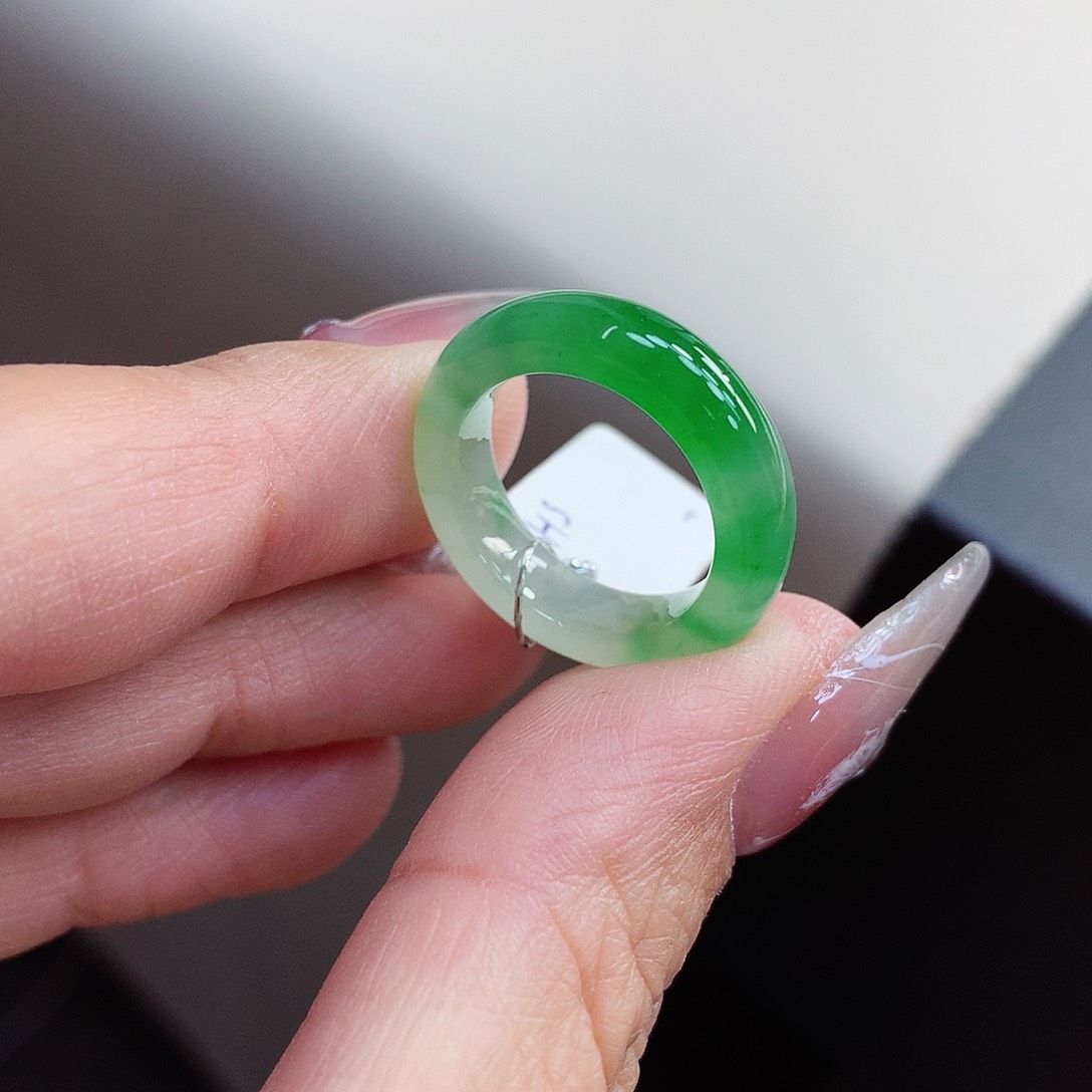 翡翠戒指未镶嵌小*爱11号