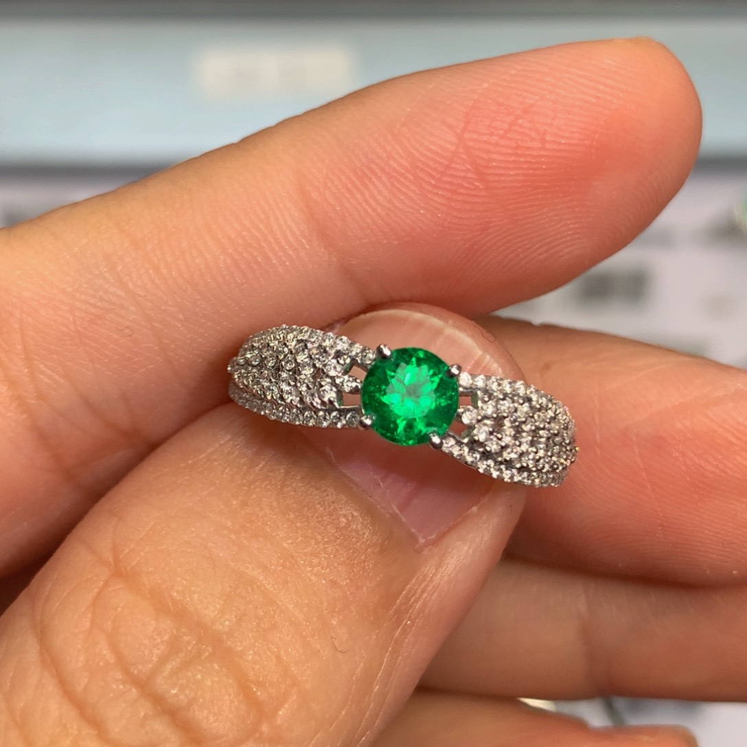 祖母绿戒指18K金镶嵌