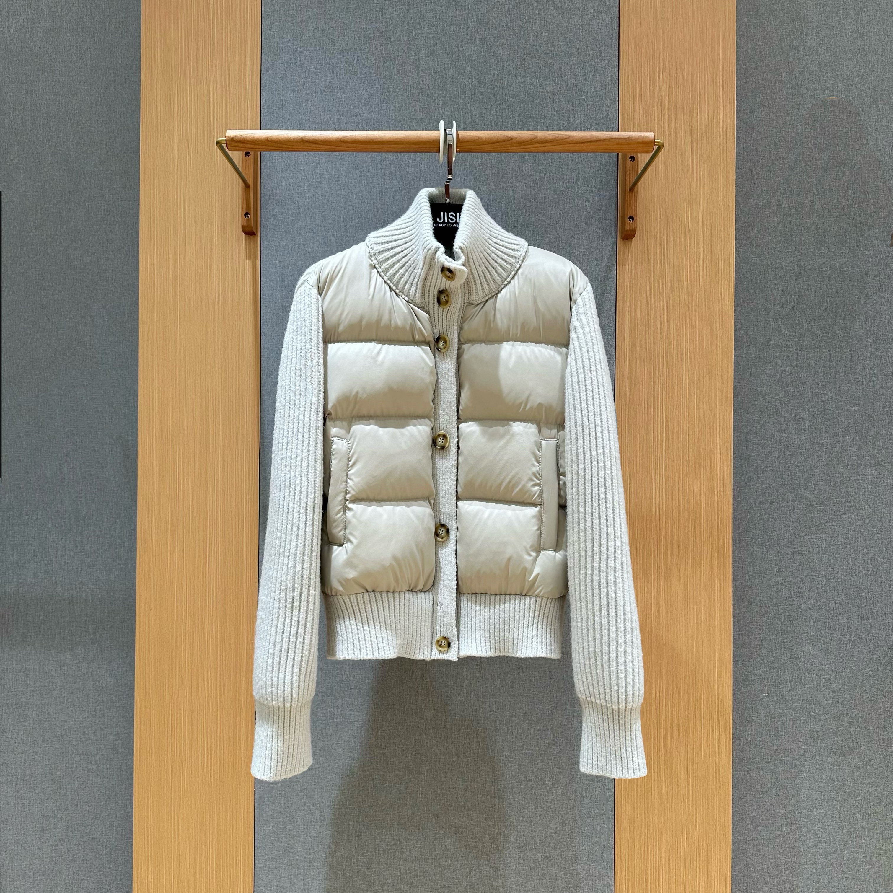 JISI  剪刀拼接立领针织羽绒服外套-YR25824A