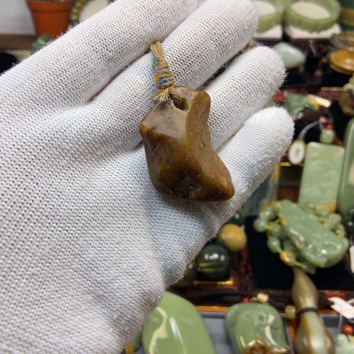 颈饰未镶嵌岫岩河磨玉（透闪石质玉）