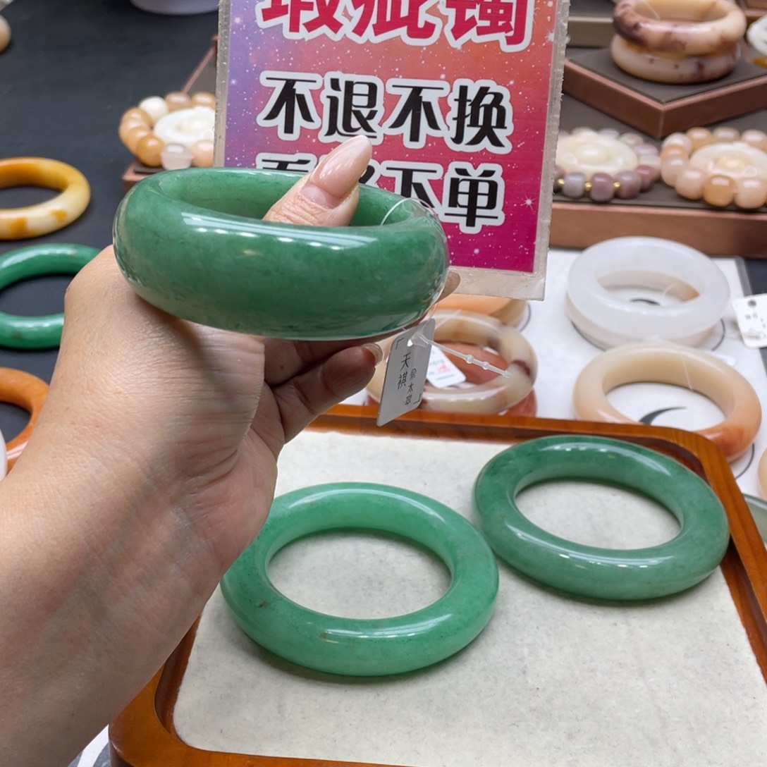 木***居石英岩玉未镶嵌手镯