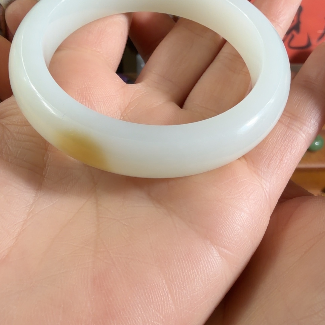 X***鸿和田玉未镶嵌颈饰