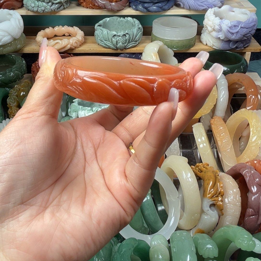 石英质玉未镶嵌雕花手镯