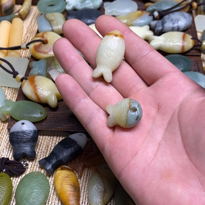 红***乖蛇纹石玉未镶嵌颈饰