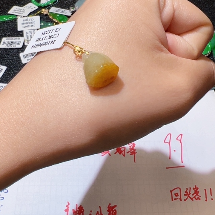 翡翠颈饰18K金镶嵌翡翠。 