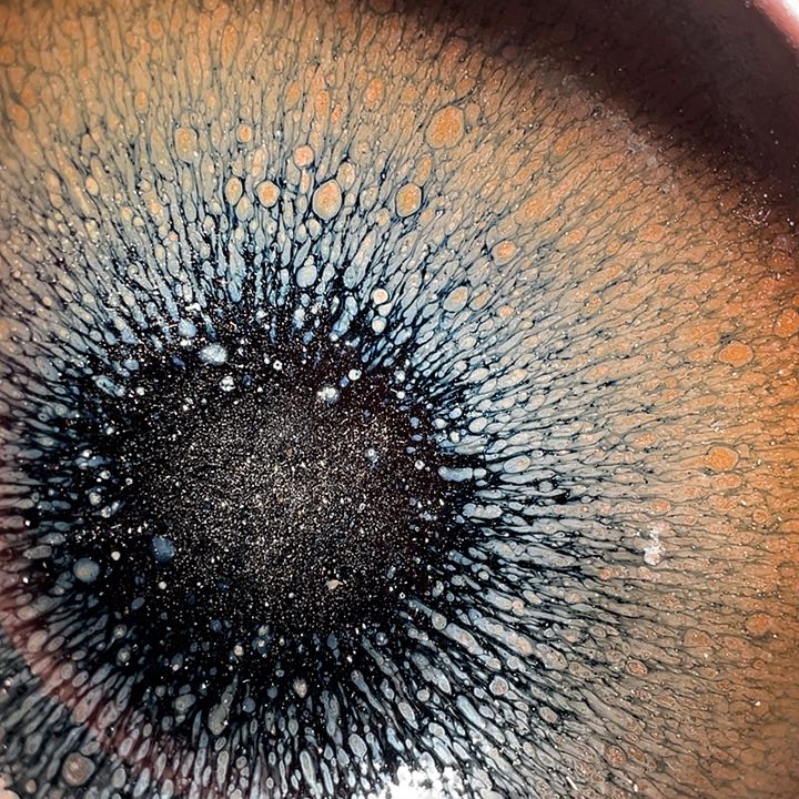 陶瓷马克杯一杯牛奶的咖啡