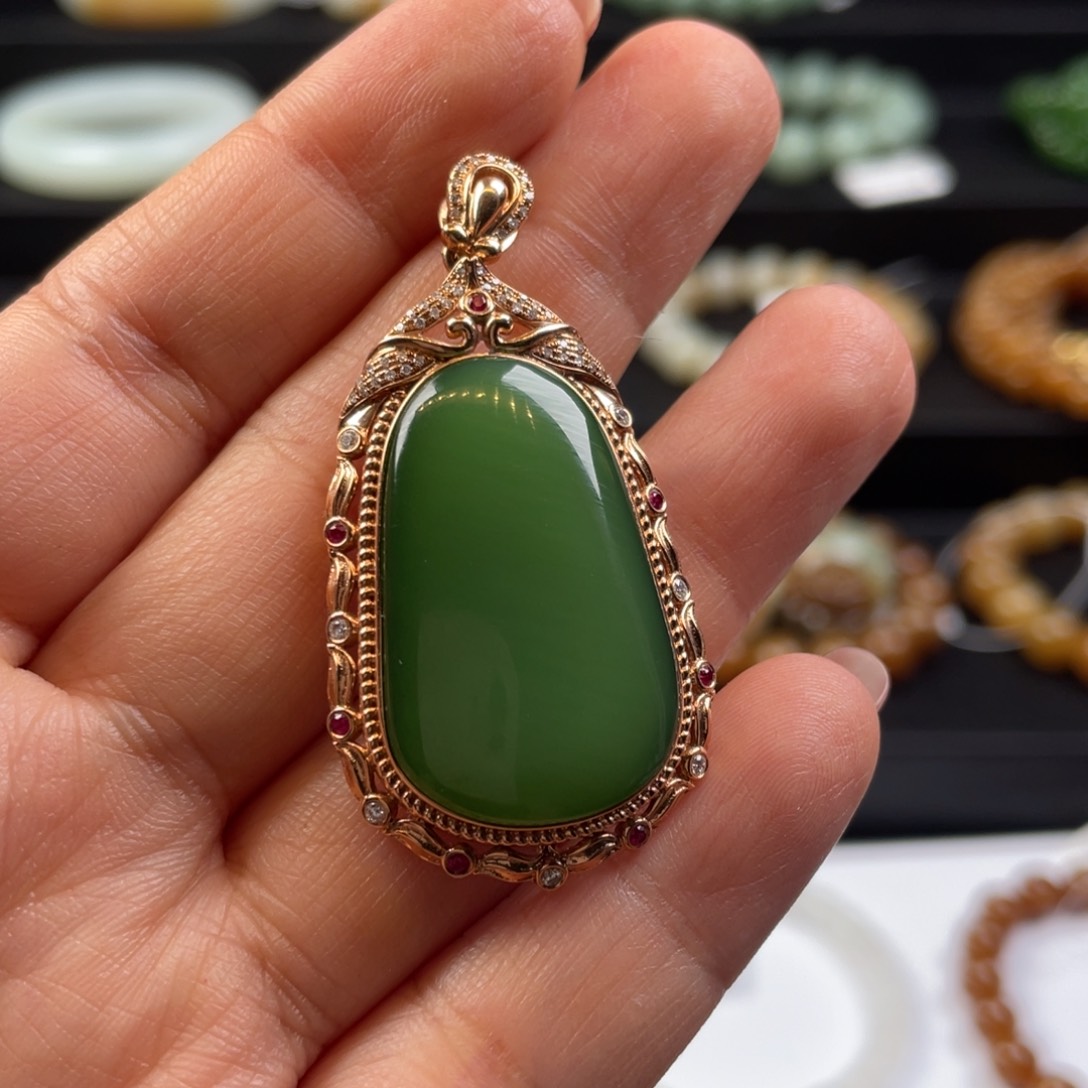 和田玉吊坠未镶嵌芳