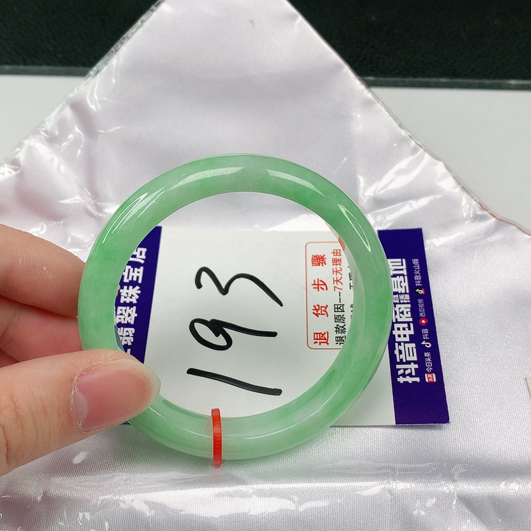 翡翠手镯未镶嵌翡翠