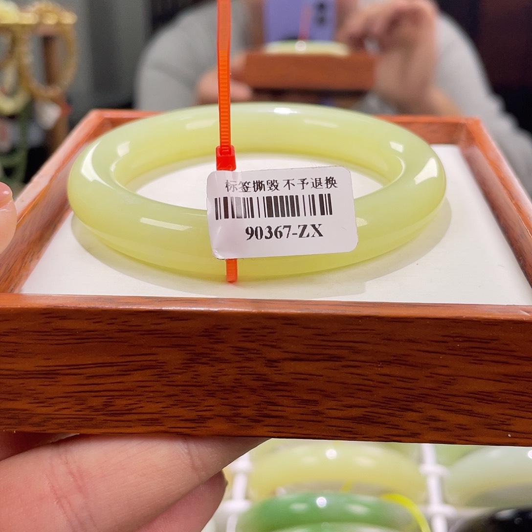 【闪购商品】和田玉手镯未镶嵌57