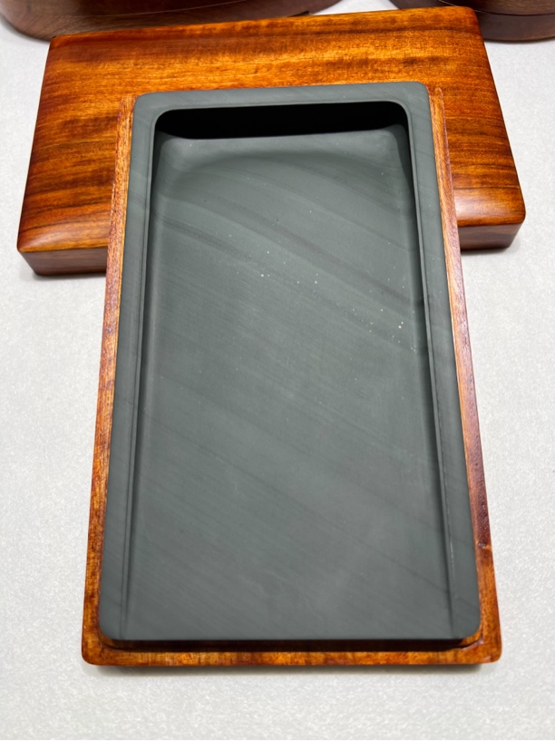 歙砚大畈绿石（水心绿纹理清晰通底长方淌池两面工艺19/11/1.7厘米