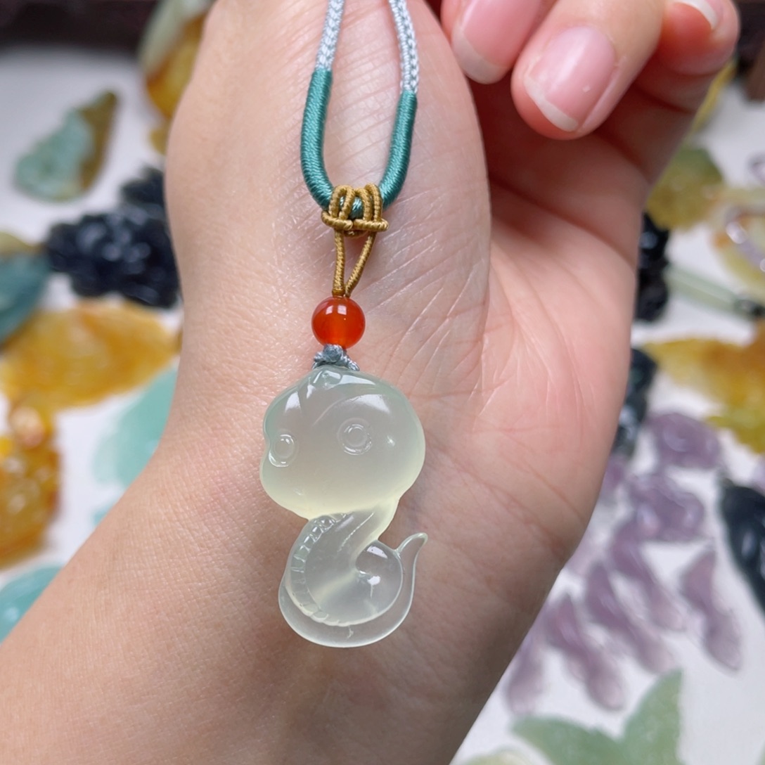 蛇纹石玉颈饰未镶嵌