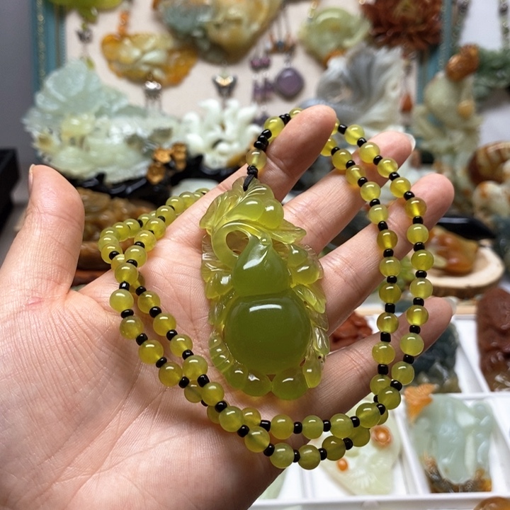 未镶嵌蛇纹石玉颈饰