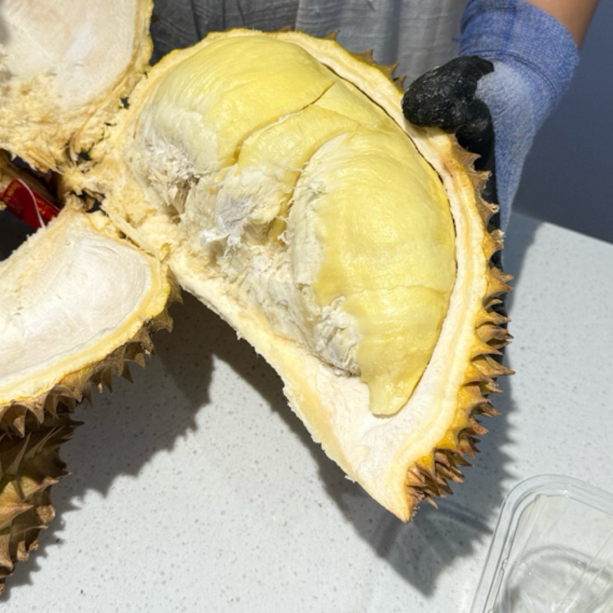 金枕鲜榴莲，整果，软糯香甜，一果一重，皮薄核大，榴莲同城送，不备注默认剥开！金枕泰国越南