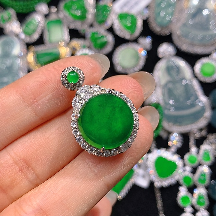 翡翠颈饰未镶嵌翡翠