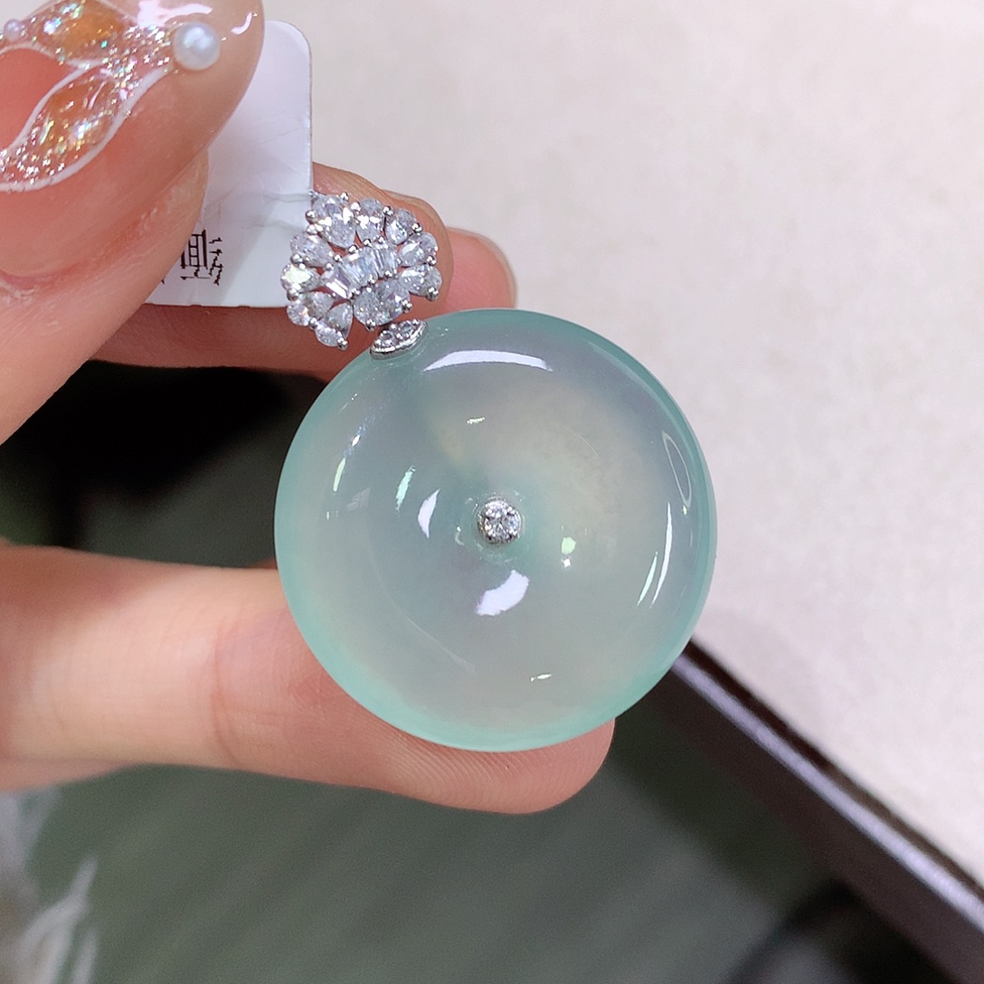 翡翠18K金镶嵌颈饰