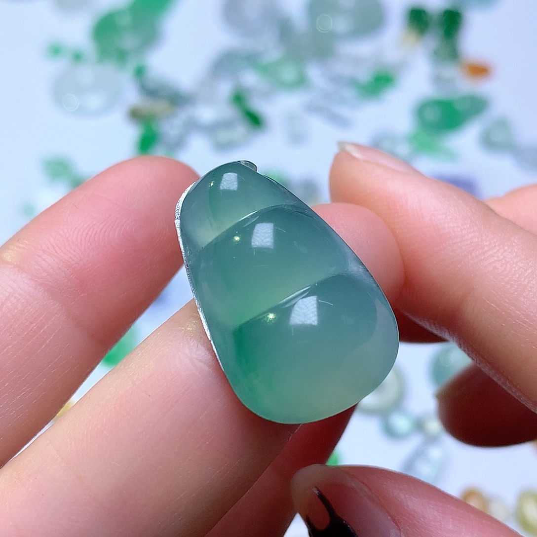 翡翠未镶嵌颈饰豆