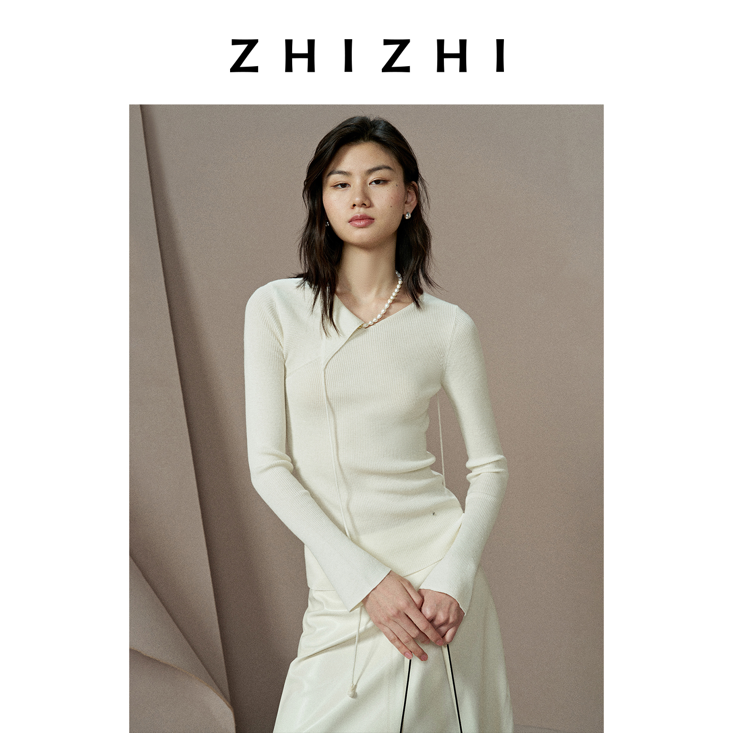 致知 折红英 微喇袖口不对称设计镂空针织上衣25冬ZZ2EWKZL112