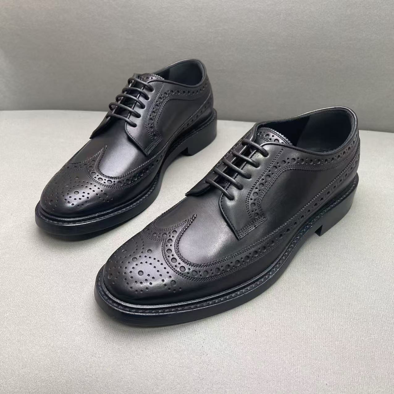 全新未使用 BURBERRY/博柏利 黑色皮面镂空雕花时尚百搭皮鞋 40码