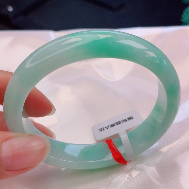 翡翠未镶嵌手镯（贵妃镯）56圈