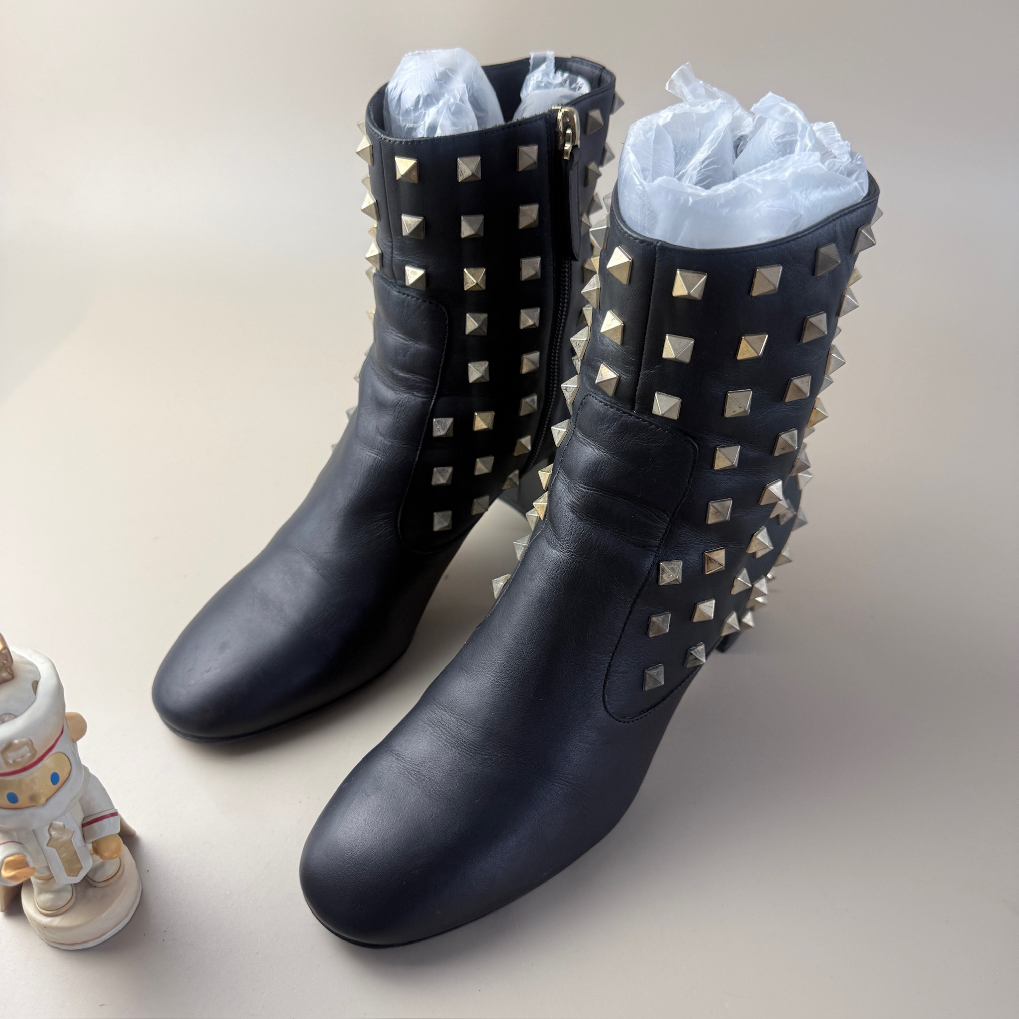99新 Valentino/华伦天奴 黑金铆钉短靴 38码 YLP4133