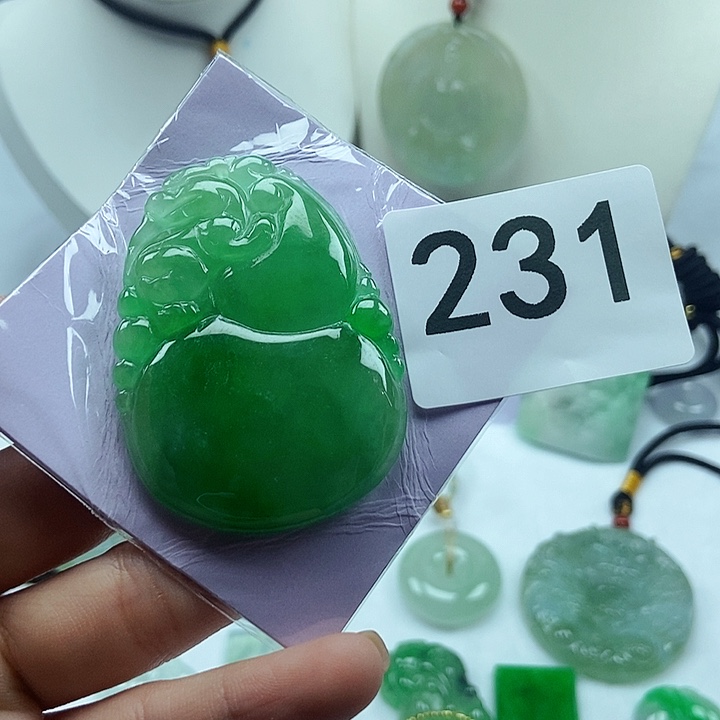 翡翠吊坠(赠链)未镶嵌