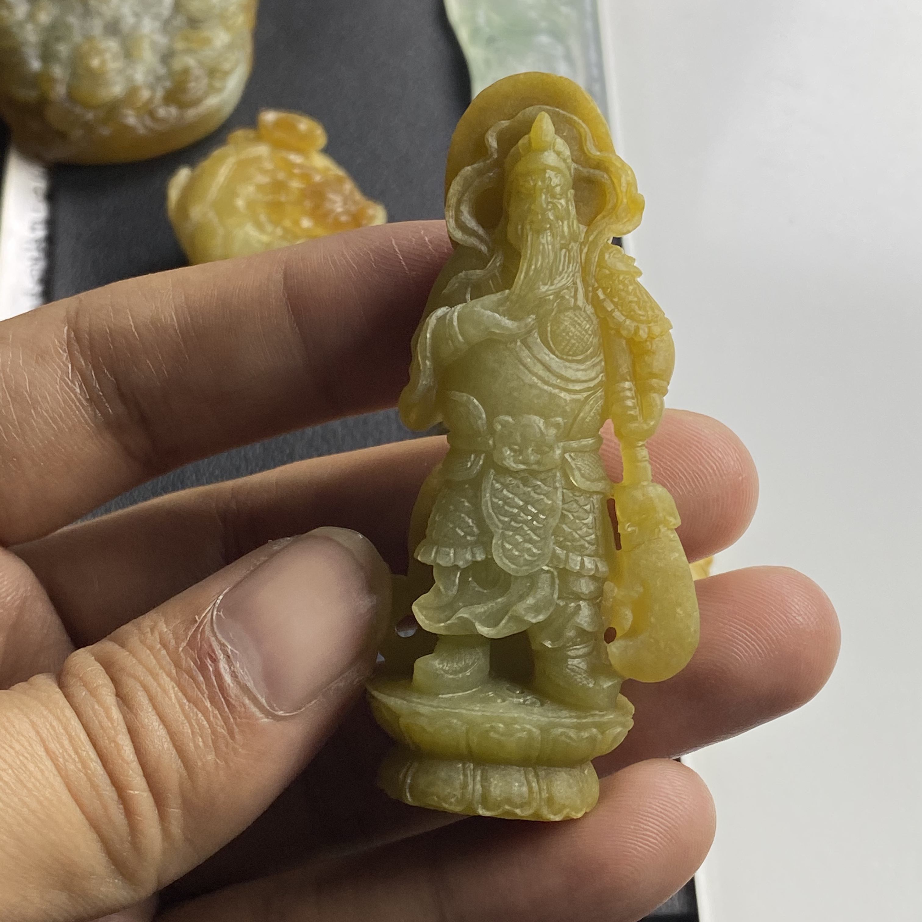 天然翡翠毛货满黄立体精工雕刻武财神关二爷霸气十足
