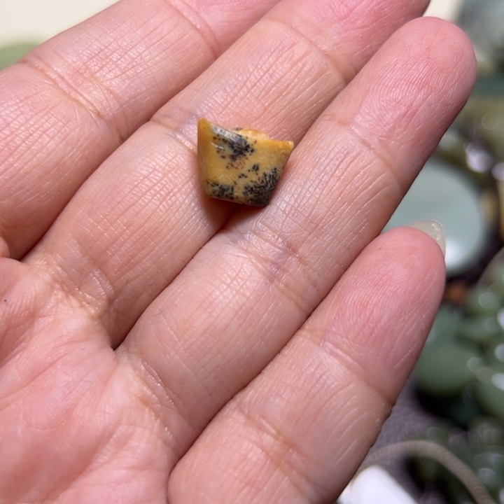 小***草岫岩河磨玉（透闪石质玉）未镶嵌颈饰