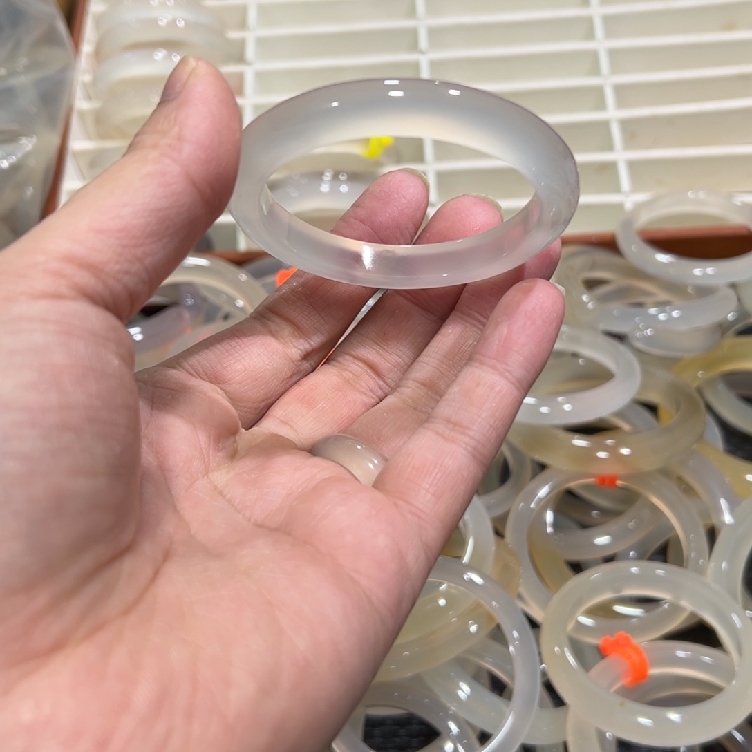 玛瑙/玉髓未镶嵌手镯54圈有包容24