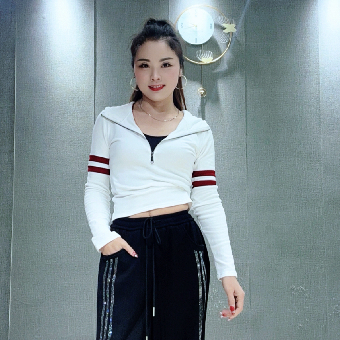 半拉链加绒磨毛连帽短款卫衣女士秋冬新款运动休闲显瘦上衣