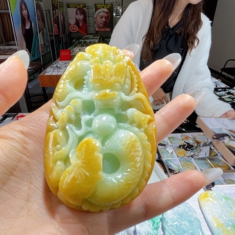 翡翠未镶嵌颈饰一个