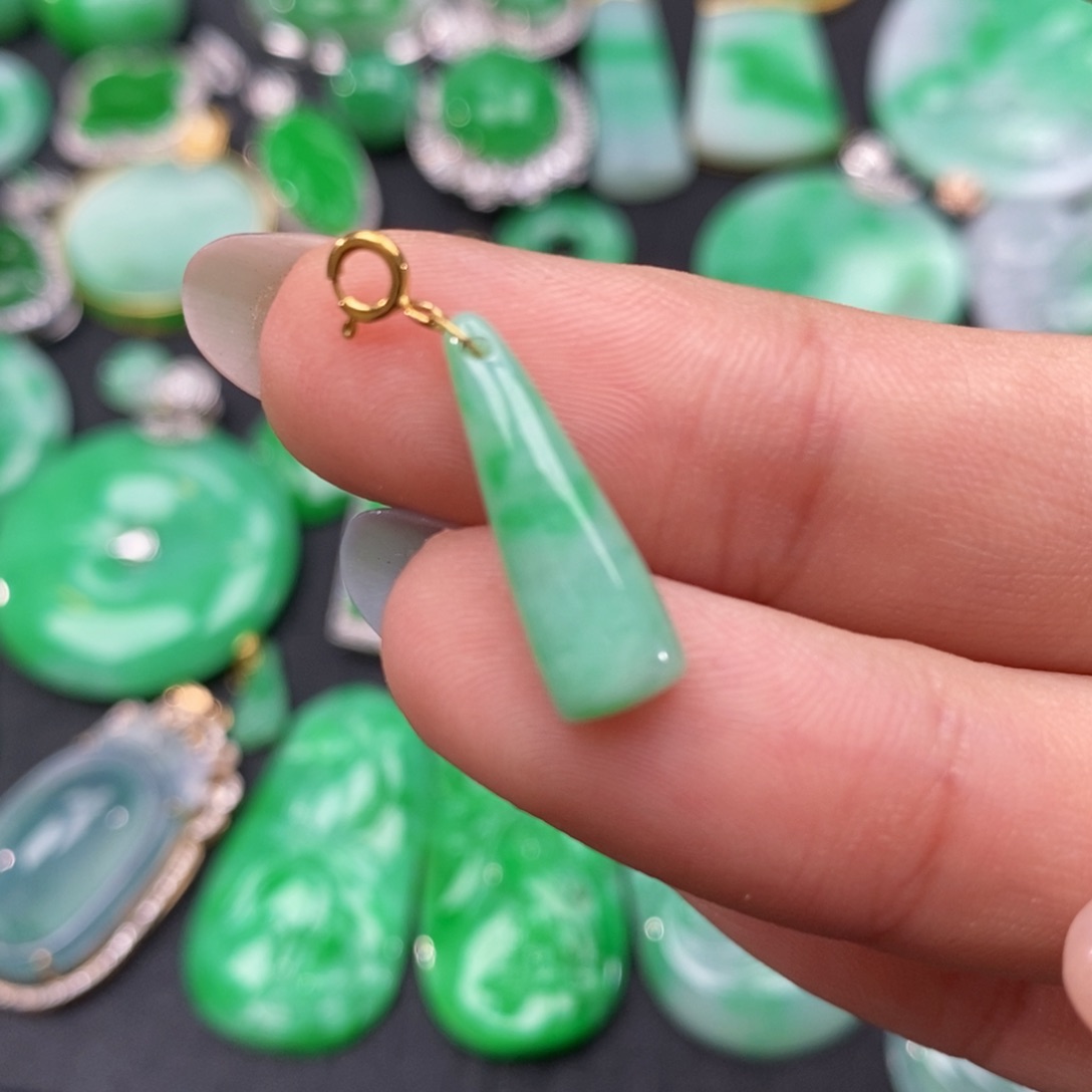 翡翠颈饰18K金镶嵌翡翠