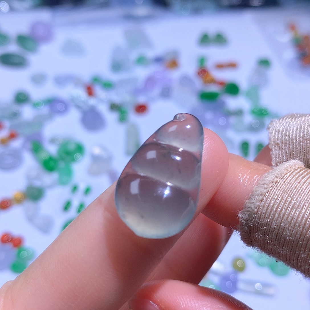 翡翠未镶嵌颈饰豆
