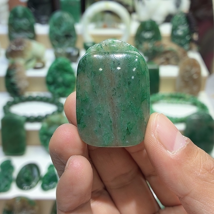 独山玉未镶嵌颈饰