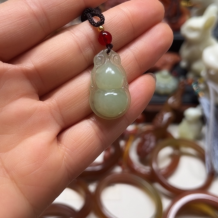 蛇纹石玉吊坠未镶嵌