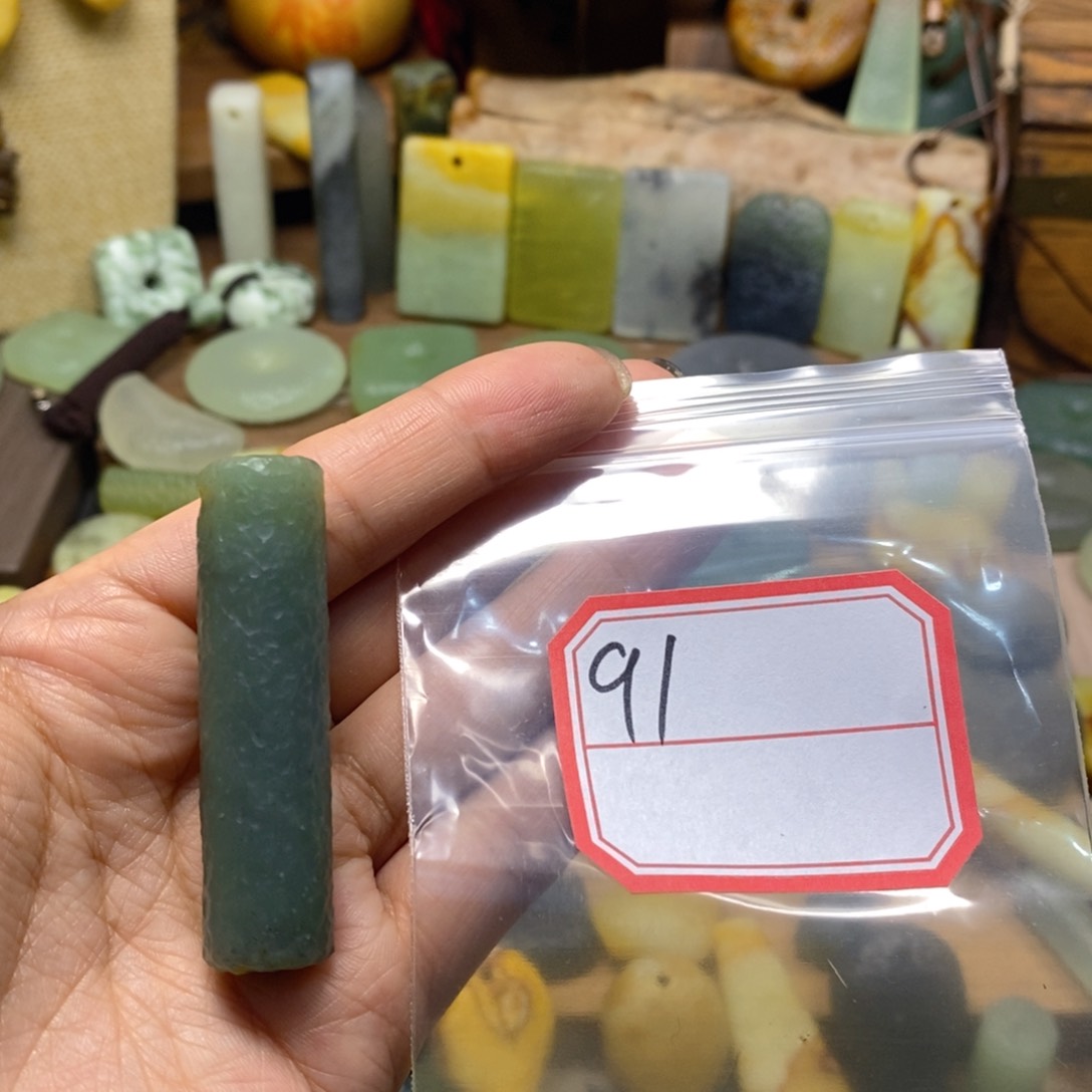 未镶嵌蛇纹石玉颈饰海*?
