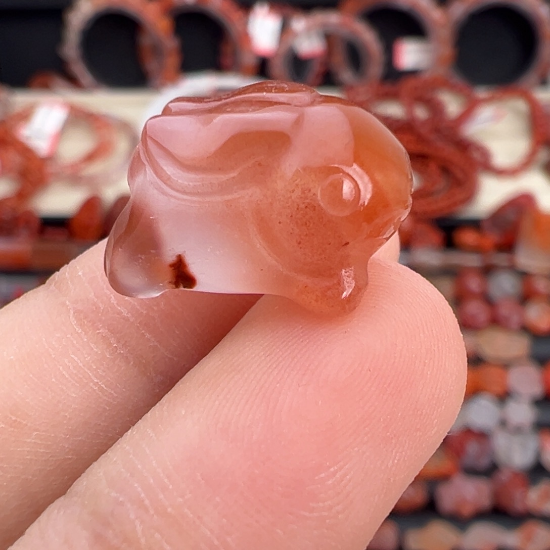 南红玛瑙未镶嵌颈饰冲天兔